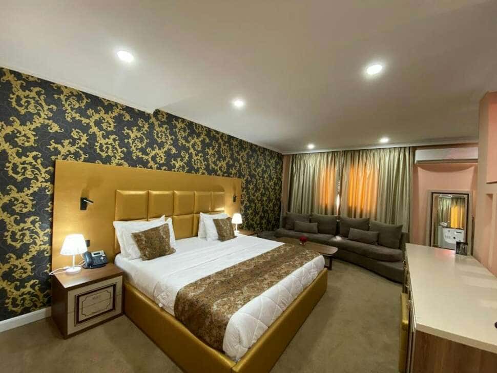 Hotel Deluxe