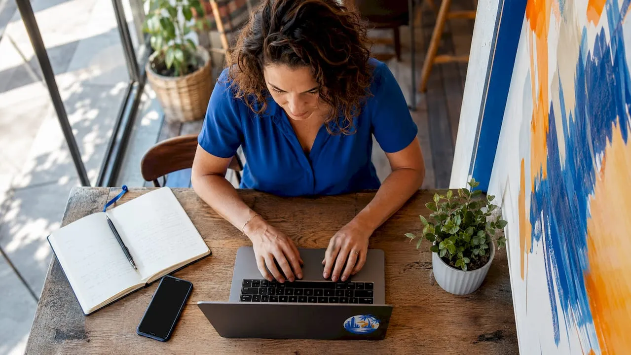 Met hun handen selecteren mensen filters op hun laptop om hun vakantie te plannen.