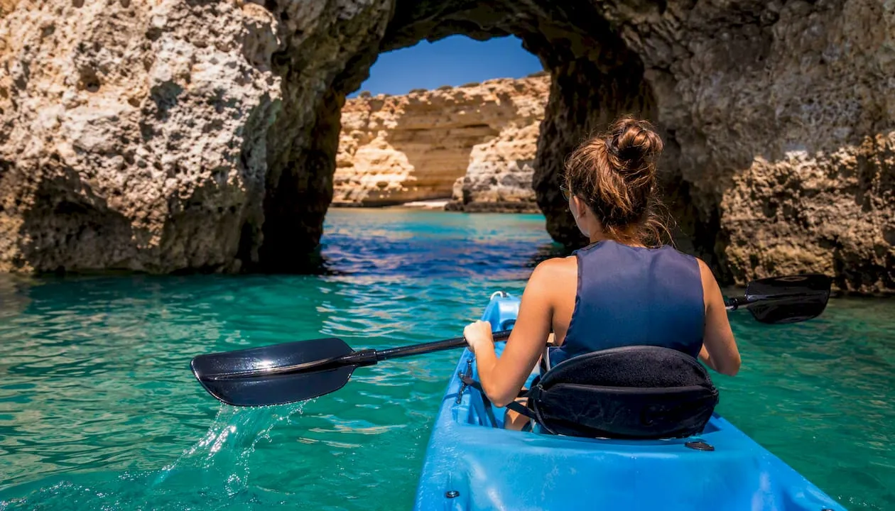 Met een kajak de indrukwekkende zeegrotten van de Algarve verkennen