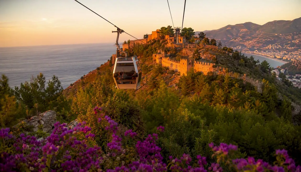 Met de kabelbaan omhoog naar het kasteel van Alanya