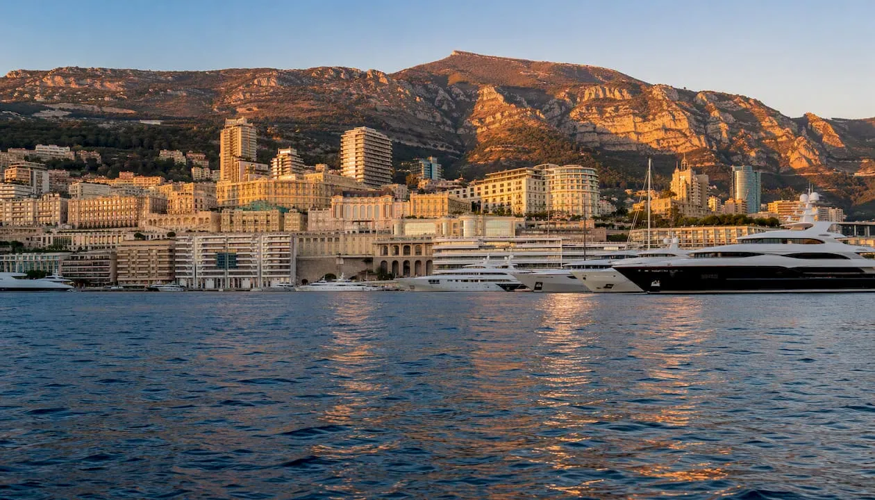 De kustlijn van Monaco met luxe jachten die dobberen in de haven