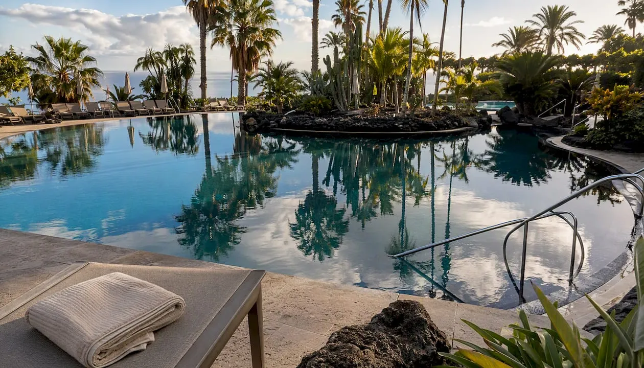 Genieten van een verwarmd buitenzwembad tijdens de winter in een resort op Tenerife