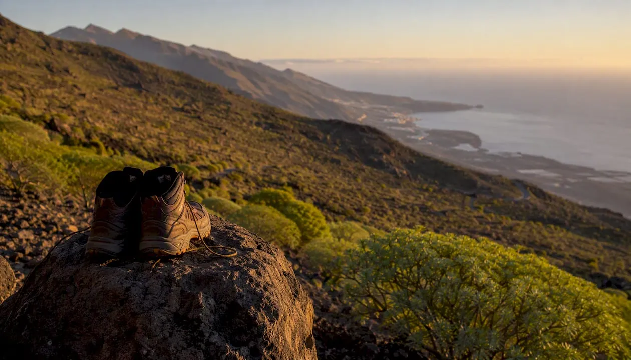 Bergwandeling op Tenerife tijdens een warme zonsondergang
