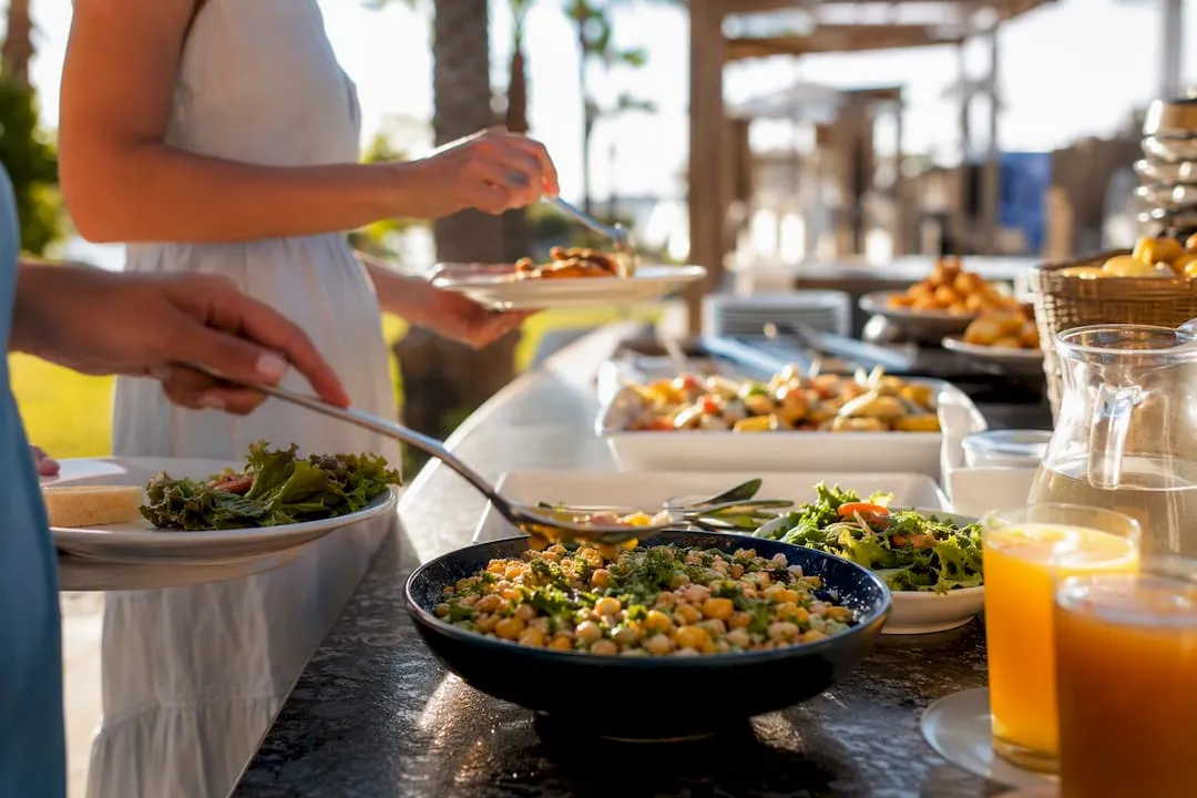 Gezin dat zich serveert bij het buffet van het resort