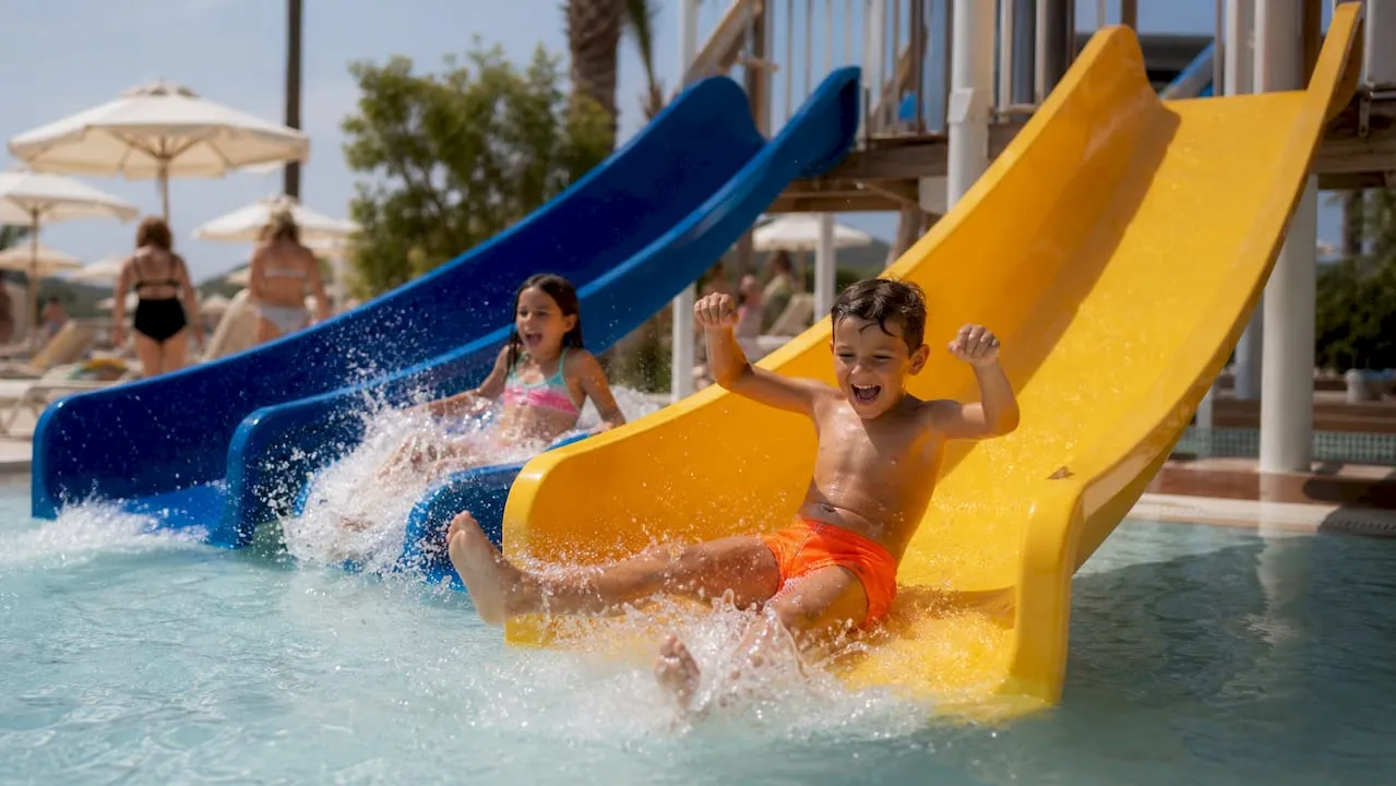 Kinderen spelen op glijbanen in het waterpark op Kos