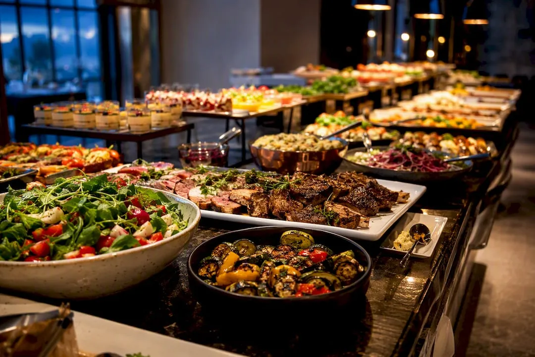 Hotelbuffet met een gevarieerd aanbod aan gerechten
