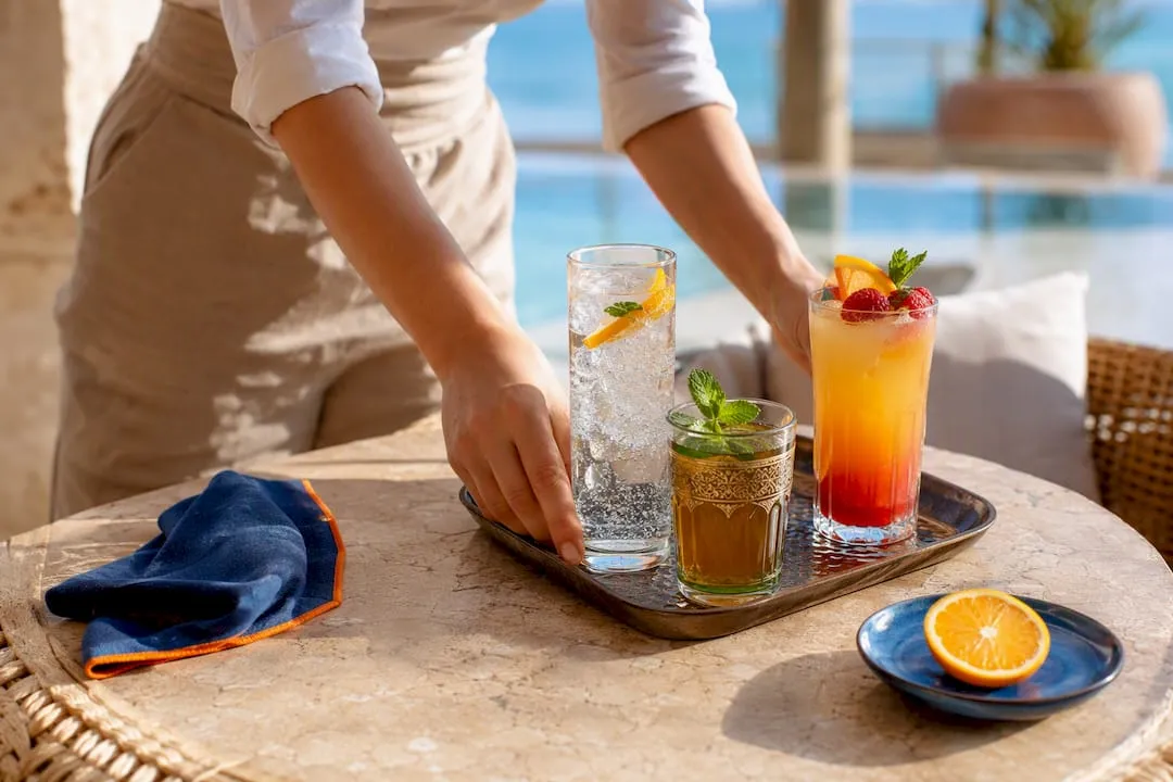 Alcoholvrije dranken op het terras van het resort