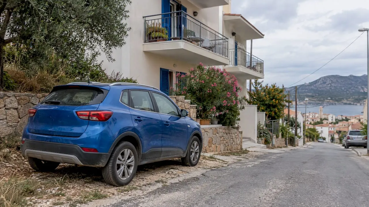 Huurauto geparkeerd voor een vakantieappartement